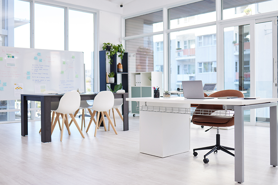 Büromöbel Büromöbel in einem modernen Büro, sehr hell