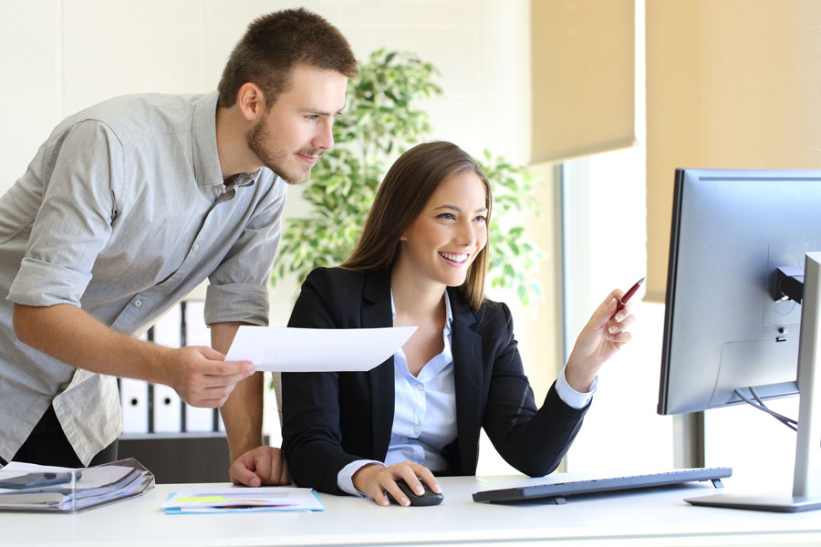 Industriekaufleute_Website Frau und Mann im Büro am Schreibtisch vor Computer